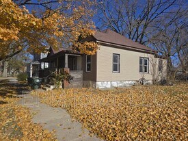 206 Clay St in Waterloo, IA - Building Photo