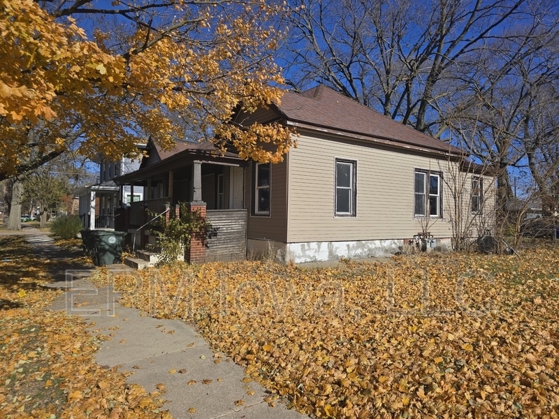 206 Clay St in Waterloo, IA - Building Photo