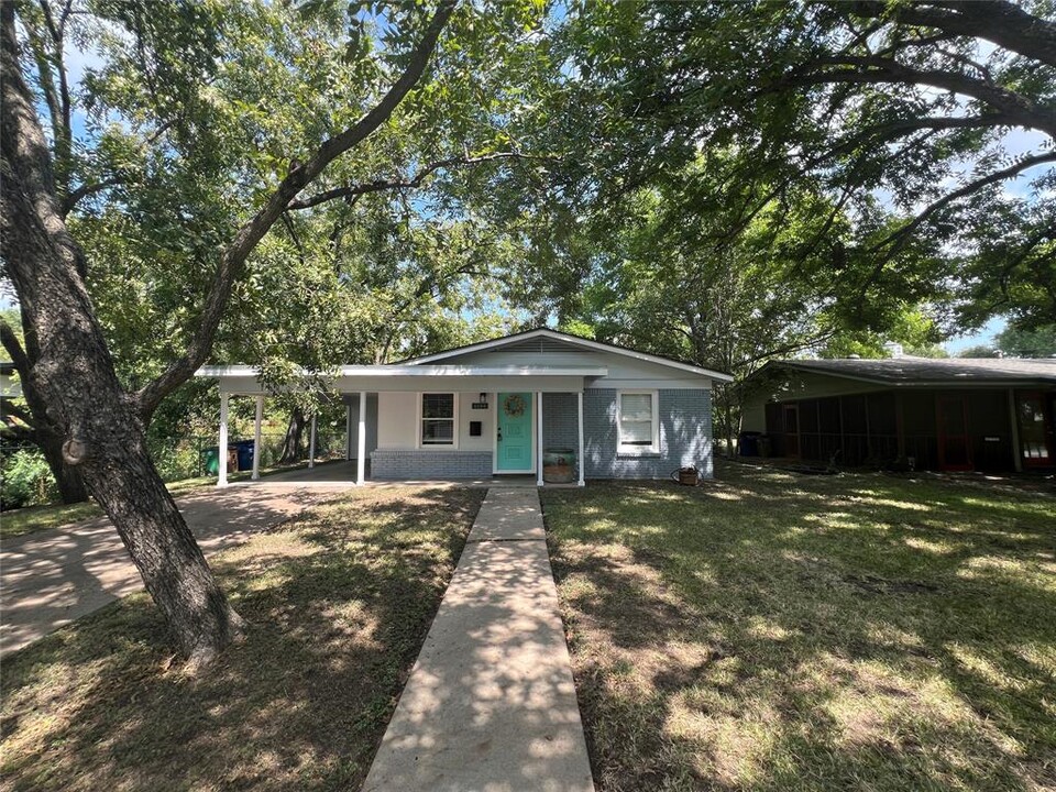 1104 Arcadia Ave in Austin, TX - Building Photo