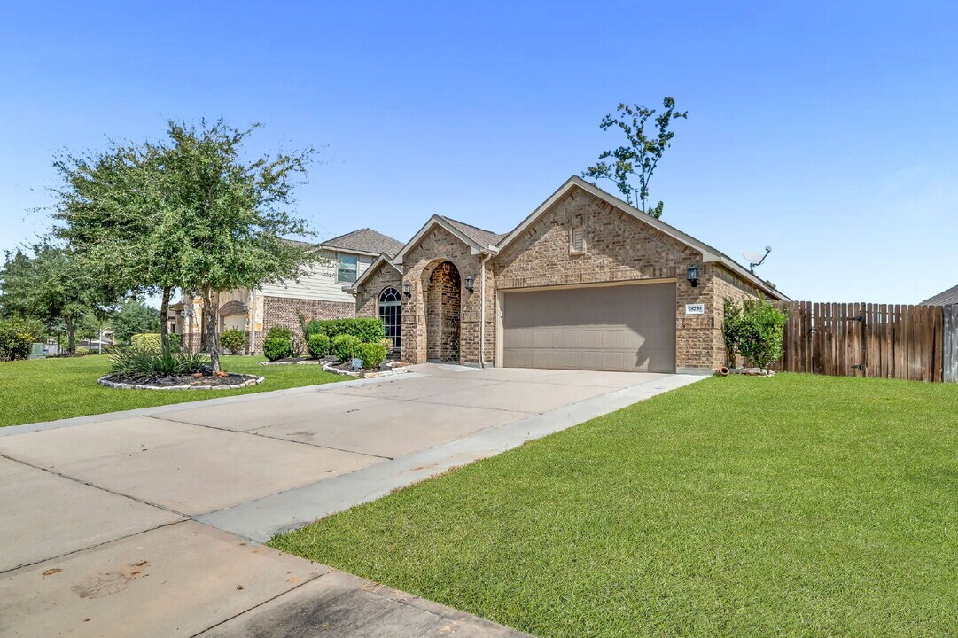 18739 Laurel Hills Dr in New Caney, TX - Building Photo