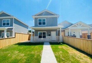 716 S Main St in McGregor, TX - Building Photo