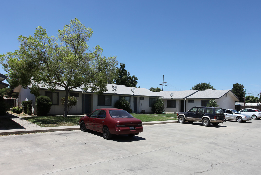 942 W 7th St in Hanford, CA - Building Photo