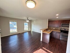 221 E Cooper St in Palmer, TX - Building Photo - Building Photo