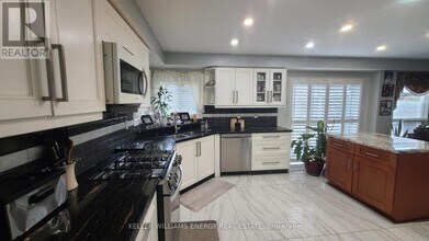 12 Phillpot Ln in Ajax, ON - Building Photo - Building Photo