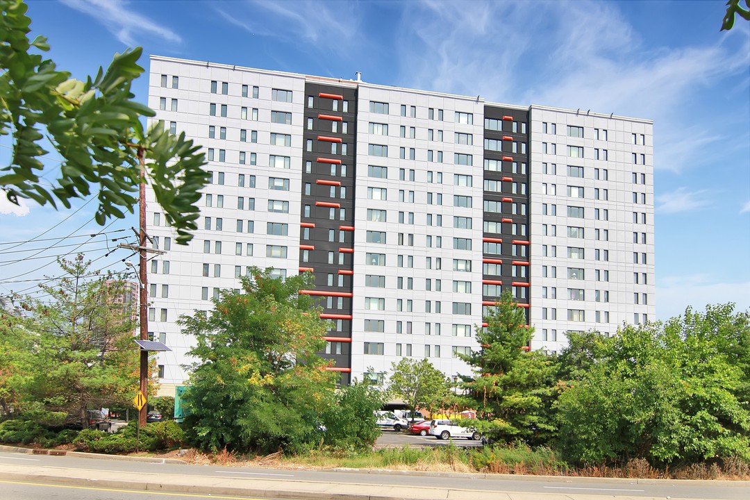 The Metropolitan in Edgewater, NJ - Building Photo