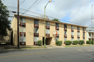 Metro House Apartments in San Antonio, TX - Foto de edificio - Building Photo