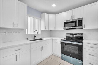 365 Phippen Waiters Rd in Dania Beach, FL - Building Photo - Building Photo