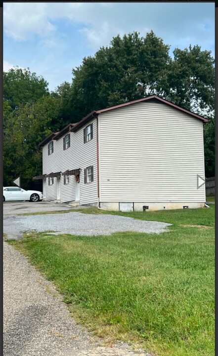 106 Hillbilly Private Dr in Bristol, TN - Building Photo