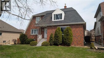 250 Highland Rd W in Stoney Creek, ON - Building Photo