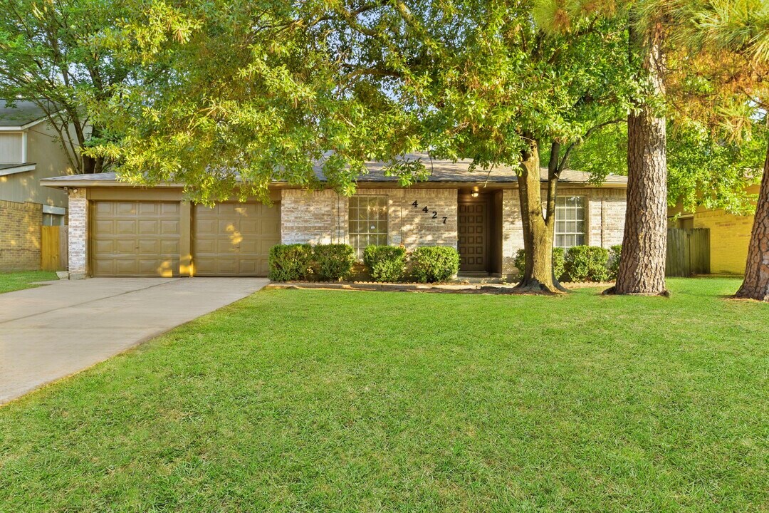 4427 Burkegate Dr in Spring, TX - Building Photo