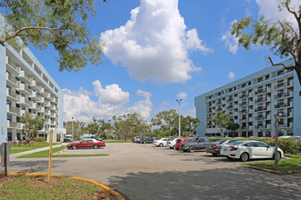 Robert Sharp Towers I in Miami, FL - Building Photo - Building Photo