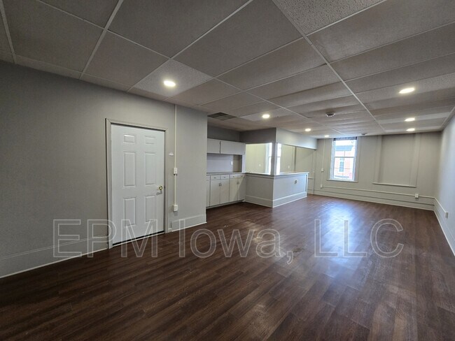 107 1st St E in Independence, IA - Building Photo - Building Photo