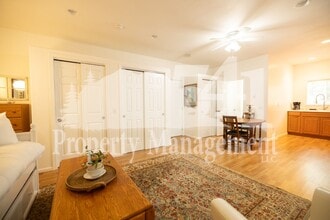 327 Dawn Allan Dr in Grants Pass, OR - Building Photo - Building Photo