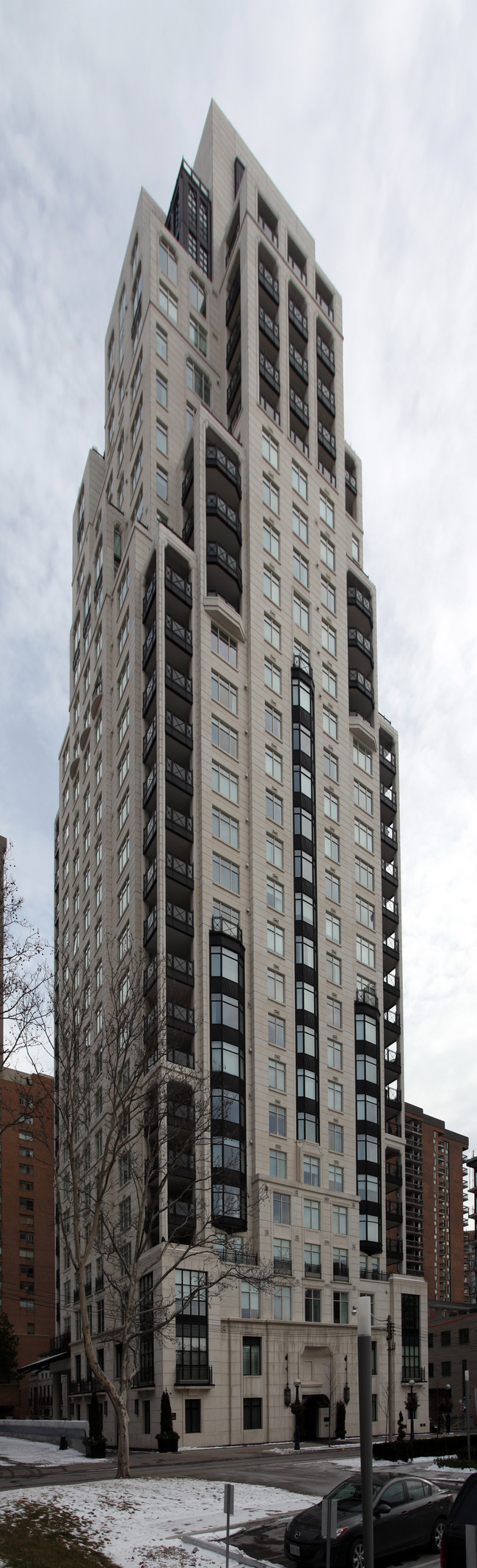 One St Thomas Residences in Toronto, ON - Building Photo - Building Photo