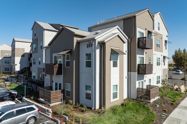 Marina Village Apartments in Suisun City, CA - Foto de edificio - Primary Photo