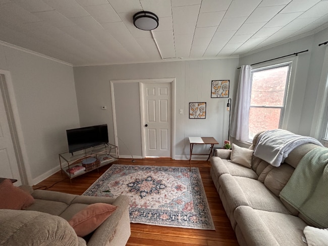 451 New Park Ave, Unit F1 Entire Floor in West Hartford, CT - Building Photo - Building Photo