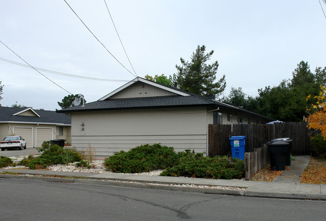 1133 Butte Ct in Santa Rosa, CA - Foto de edificio - Building Photo