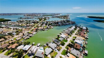 140 W Pago Pago Dr in Naples, FL - Building Photo