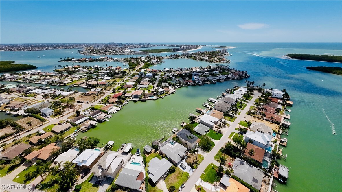 140 W Pago Pago Dr in Naples, FL - Building Photo