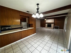 1004 Hillyer St in San Marcos, TX - Building Photo - Building Photo