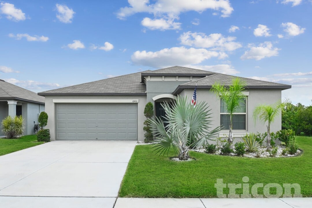10401 Carloway Hills Dr in Wimauma, FL - Building Photo