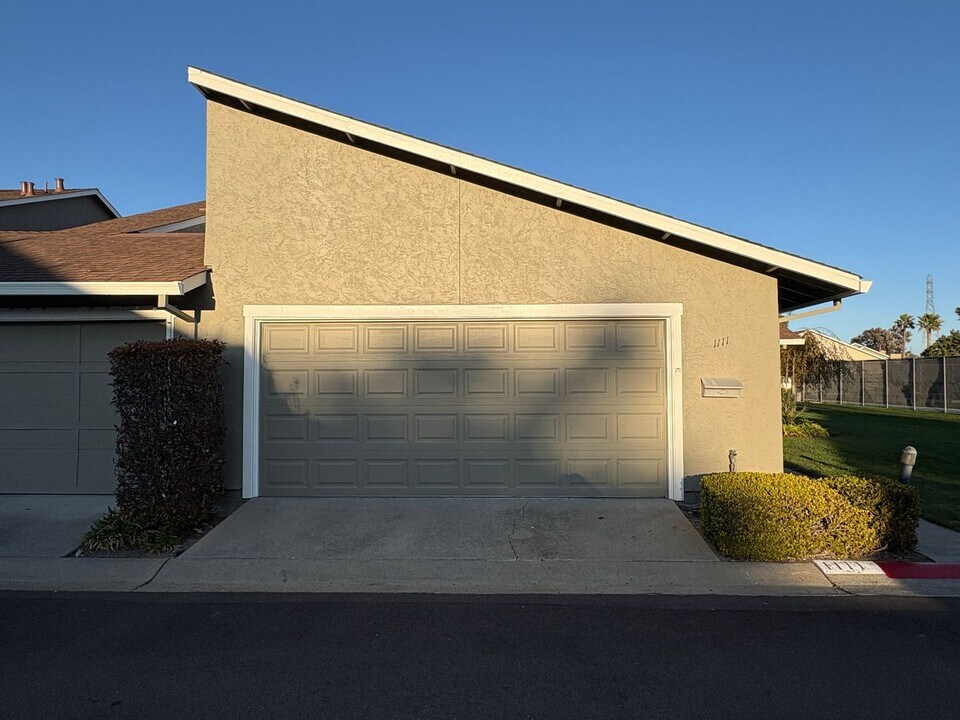 1111 Lord Nelson Ln in Foster City, CA - Building Photo