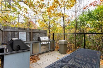 1055 Southdown Rd in Mississauga, ON - Building Photo - Building Photo