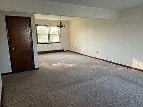 37 Rutherford Ct in Totowa, NJ - Building Photo - Building Photo