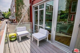3450 Cahuenga Blvd in Los Angeles, CA - Foto de edificio - Building Photo