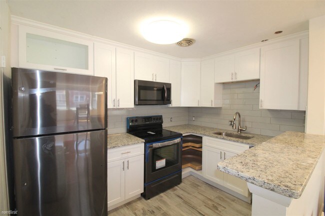 32 Whitman Rd-Unit -Apt 1-2 in Waltham, MA - Building Photo - Building Photo