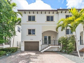 3502 NE 166th St in North Miami Beach, FL - Building Photo