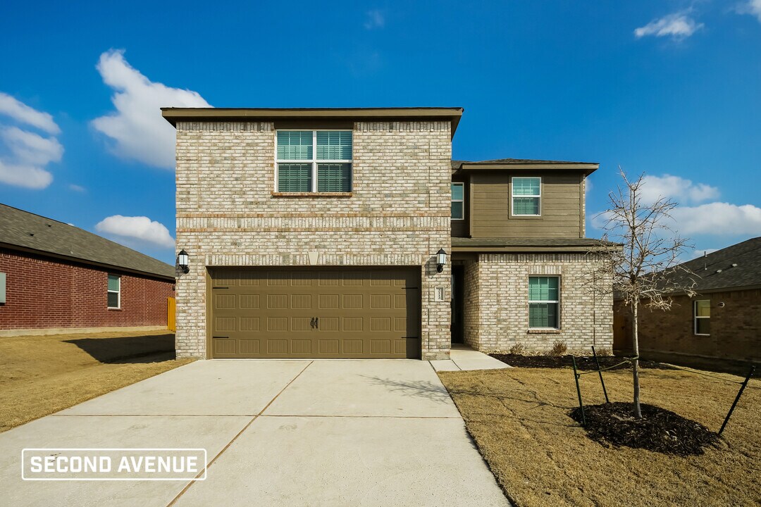 2112 Meadow Dr in Anna, TX - Building Photo