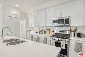 23932 Oxnard St in Los Angeles, CA - Building Photo - Building Photo