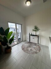 520 W 79th St, Unit C1 in Hialeah, FL - Foto de edificio - Building Photo