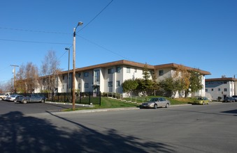 Merrill Crossing in Anchorage, AK - Foto de edificio - Building Photo