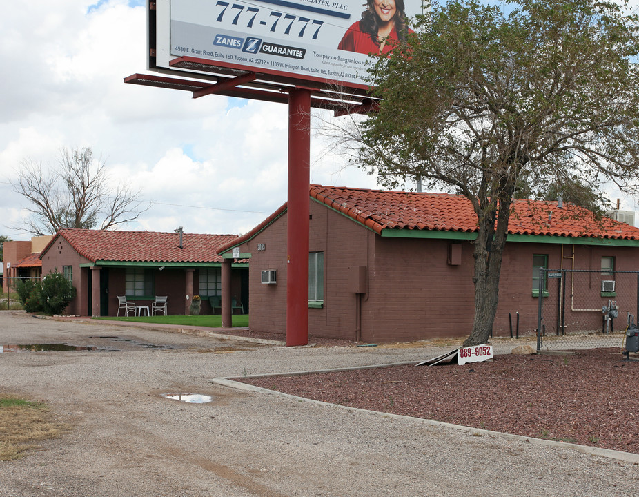 Owl Lodge in Tucson, AZ - Building Photo