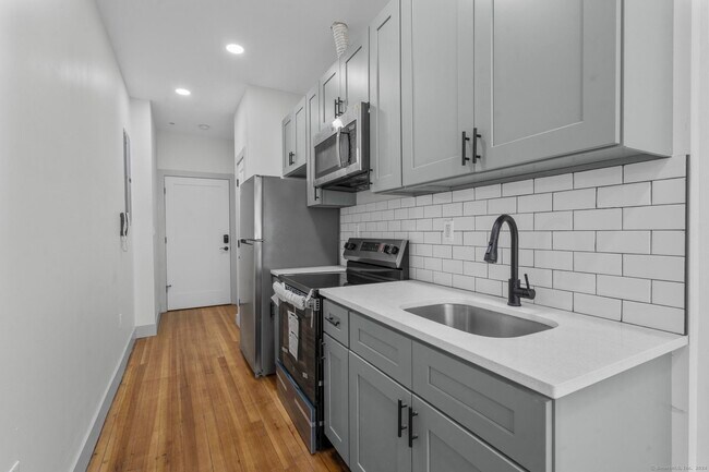 111 Bank St in Waterbury, CT - Foto de edificio - Building Photo