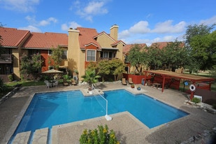 Santa Fe Condo Apartments in San Antonio, TX - Building Photo