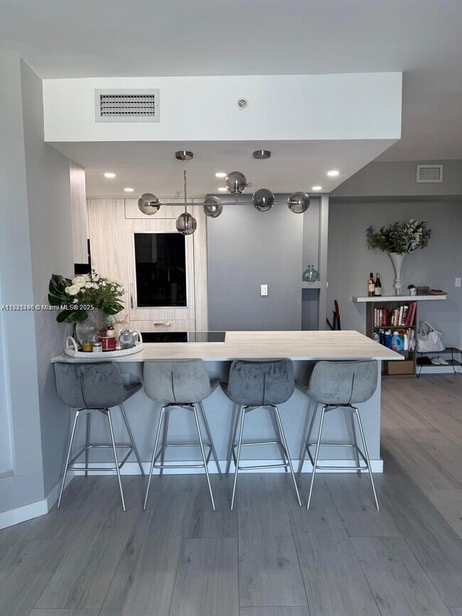 275 NE 18th St in Miami, FL - Foto de edificio - Building Photo