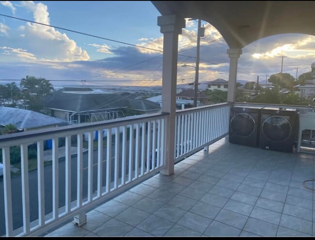 2338 Makanani Dr in Honolulu, HI - Building Photo - Building Photo