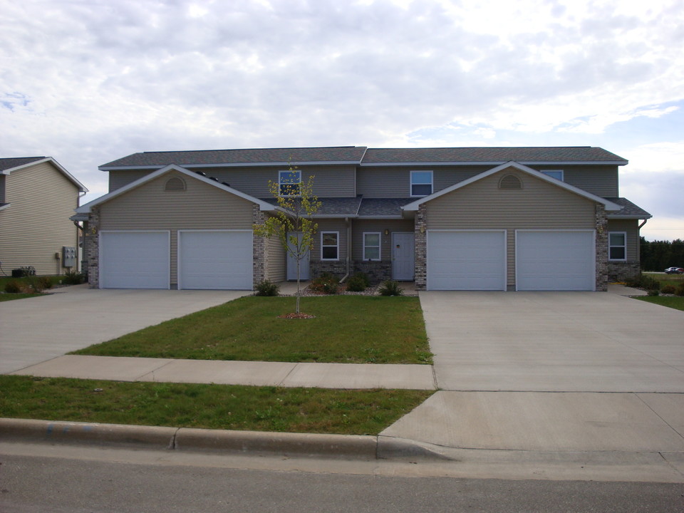 610 Kozarek Ave in Tomah, WI - Foto de edificio