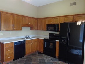 1326 Siskin Dr in Cordova, TN - Foto de edificio - Building Photo