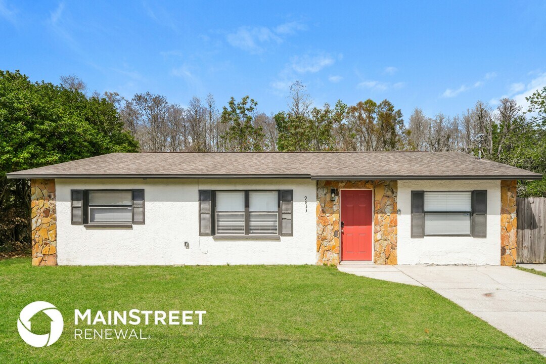 9933 Lake Dr in New Port Richey, FL - Foto de edificio