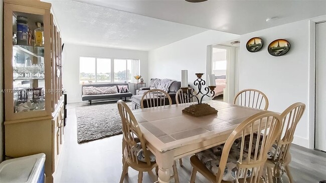 1060 Crystal Lake Dr, Unit #304 in Pompano Beach, FL - Foto de edificio - Building Photo