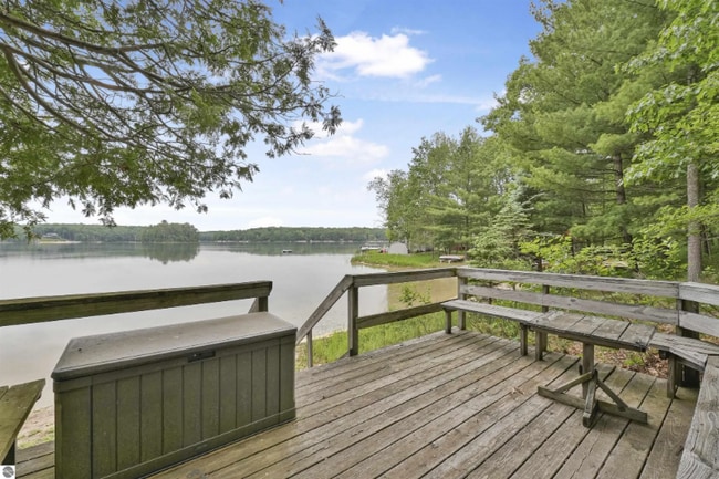 542 Island View Dr in Traverse City, MI - Foto de edificio - Building Photo