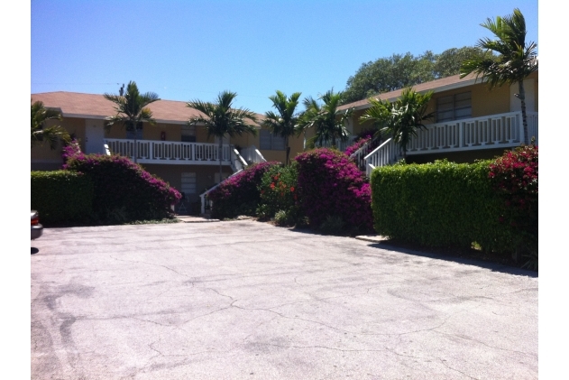 242-248 NE 12th St in Delray Beach, FL - Building Photo