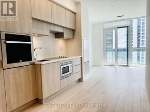 39 Roehampton Ave in Toronto, ON - Building Photo - Building Photo