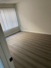 1325 Hoover S St, Unit 110 in Los Angeles, CA - Building Photo - Building Photo