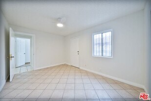 426 E Century Blvd in Los Angeles, CA - Building Photo