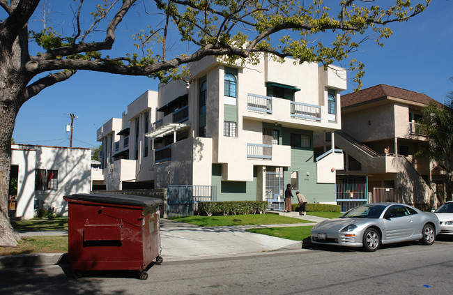 1127 E Chestnut St in Glendale, CA - Building Photo - Building Photo